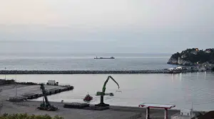 Karadeniz'de saldırıya uğrayan kargo gemisi Zonguldak'a demirledi