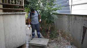 Kuşadası Belediyesi yaz aylarında halk sağlığını korumak için ilaçlama çalışmalarını sürdürüyor