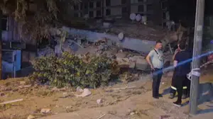 Bahçelievler'de boşaltılan bina akşam saatlerinde çöktü