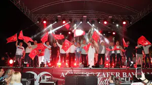 Zafer Bayramı coşkusu Edremit'te fener alayı ve Fatma Turgut konseriyle kutlandı