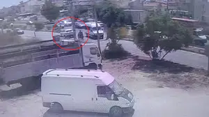 Manavgat'ta motosiklet aniden duran araca çarptı: Yaralı hastaneyi reddetti