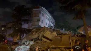 Bahçelievler'de boş bina çöktü: Ekipler olay yerinde