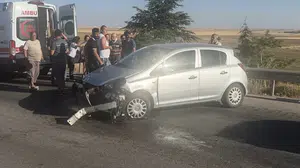 Bariyerlere çarpan araçta 3 kişi yaralandı, biri çocuk