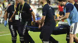 Kerem Aktürkoğlu sedyeyle sahayı terk etti: Fenerbahçe-Konyaspor maçında şok an