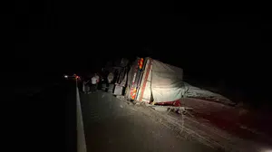 Tosya'da devrilen kamyonun sürücüsü kazayı hafif atlattı