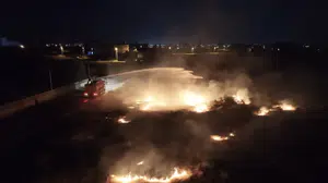 Aksaray'da yangın paniği: Ot alevleri mahalleyi sardı