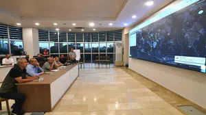 Sındırgı'daki orman yangınına müdahale sürekliyken, vali Ustaoğlu sahada incelemelerde bulundu