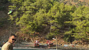 Marmaris'te yangın mücadelesine balıkçıdan destek