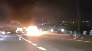 Kocaeli'de seyir halindeki minibüs yangınında panik anları