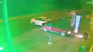 Alkollü sürücü trafik kazasında caddeleri savaş alanına çevirdi