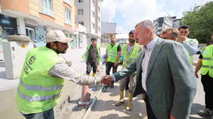 Büyükakın Çayırova'da altyapı projelerini yerinde inceledi, esnafla bir araya geldi