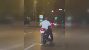 Kırmızı ışıkta drift atan motosikletli, trafiği tehlikeye soktu
