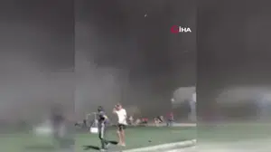 Meksika'daki stadyumu etkileyen fırtına, oyuncuları ve izleyicileri dışarı çıkmaya zorladı