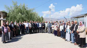 Erzincan Valisi Aydoğdu, Cemal Gürsel Mahallesi'ni ziyaret etti: Vatandaşların talepleri dinlendi