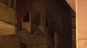 Güngören'de balkon çökmesi sonrası bina güvenlik önlemleriyle kapatıldı
