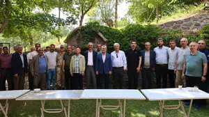 Köy ziyaretinde vatandaşlarla buluşan vali, talepleri dinledi