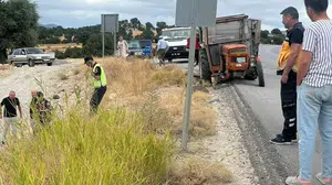 Traktör ve hafif ticari araç çarpıştı, biri çocuk iki yaralı