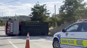 Sinop'ta söndürme aracı bariyere çarparak devrildi: Sürücü hastaneye kaldırıldı