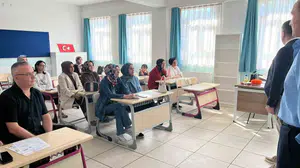 Velilerin okul uyum sürecindeki yeni rolü: Sıralarda öğrenciler yoktu
