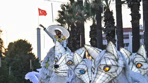 İzmir fuarında beyaz tilki rüzgarı: dev kukla gösterisi izleyicileri büyüledi