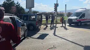 Erzincan'da iki hafif ticari aracın çarpıştığı kazada 4 kişi yaralandı