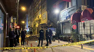 Bakırköy'de metruk binanın çökme anı cep telefonuna yansıdı