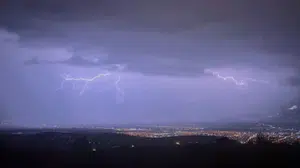 Erzincan'da sağanak yağıştan sonra şimşekler gökyüzünü aydınlattı