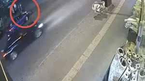 Bursa'da otomobilin çarptığı motokurye hastaneye kaldırıldı