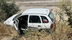 Aydın'da şarampole uçan otomobilin sürücüsü kazayı hafif atlattı