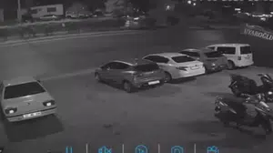 Direksiyon hakimiyetini kaybeden Tofaş, oto galerideki araçlara çarparak durabildi