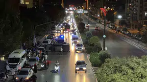 Yunusemre'de makas atan sürücü park halindeki araçlara çarptı