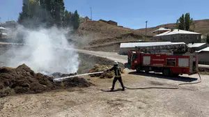 Van'da kurumuş ot yığınının yangını itfaiye ekiplerince kontrol altına alındı