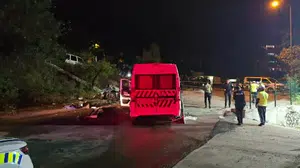 Karabük'te işçi servisi elektrik direğine çarptı: 6 yaralı