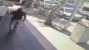 Amasya'da motosiklet sürücüsü otomobilin kapısına çarparak yaralandı