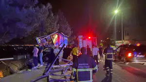 Mardin'de direksiyon hakimiyetini kaybeden sürücü reklam panosuna çarptı: 3 yaralı