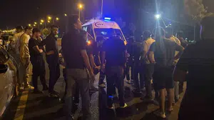 Seyir halindeki kamyonette yolcu koltuğundan düşen genç hastaneye kaldırıldı