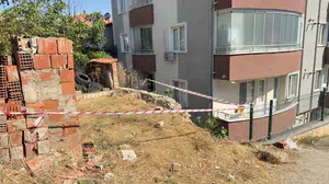 Bilecik'te otomobil bahçeye düştü, 3 kişi hastaneye kaldırıldı