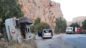 Darende'de iş makinesi devrildi, maddi hasar oluştu