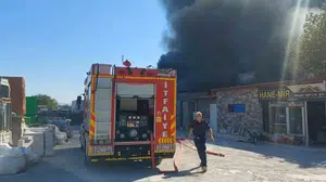 Edremit Yolören'de meydana gelen yangında beş iş yeri zarar gördü