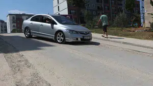 Bozuk yollar toplu konut sakinlerini isyan ettirdi