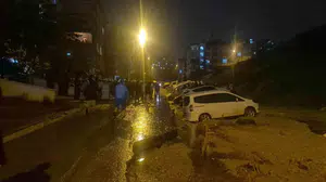 Ankara Keçiören'de yolun çökmesi sonucu onlarca araç mahsur kaldı