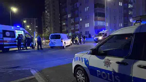 Kayseri’de kaza: Ticari araçla çarpışan otomobil bina duvarına çarptı