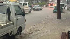 Antalya'da sağanak yağış cadde ve sokaklarda su birikintilerine neden oldu