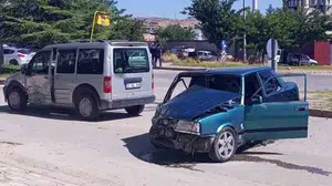 Elazığ'da otomobil ve hafif ticari araç çarpıştı: 2 yaralı