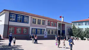 Minik öğrencilere yeni eğitim yılı heyecanı: Sivrihisar'da ders başı yapıldı