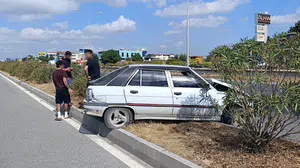 Manavgat’ta kaza sonrası aracın refüjde askıda kalması dikkat çekti
