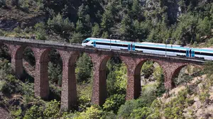 Türkiye'nin ilk hızlı treni testleriyle hız rekoru kırdı