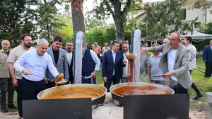 Konya Meram'da geleneksel bağbozumu ve pekmez kaynatma festivali coşkusu