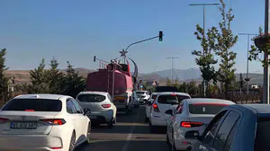 Van Gölü sahil yolunda güvenlik alarmı