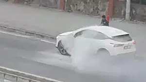 Sinop'ta SUV aracında yangın paniği: Polis memuru anında müdahale etti